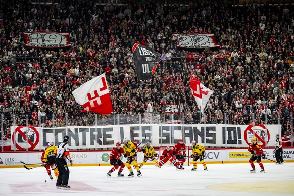 Les deux equipes en action devant une banderole des ultras lausannois contre les scans ID lors du match du championnat suisse de hockey sur glace de National League entre Lausanne HC, LHC, et SC Bern, ...