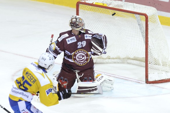 Marc Wieser skort, Servette-Torhüter Robert Mayer ist chancenlos.