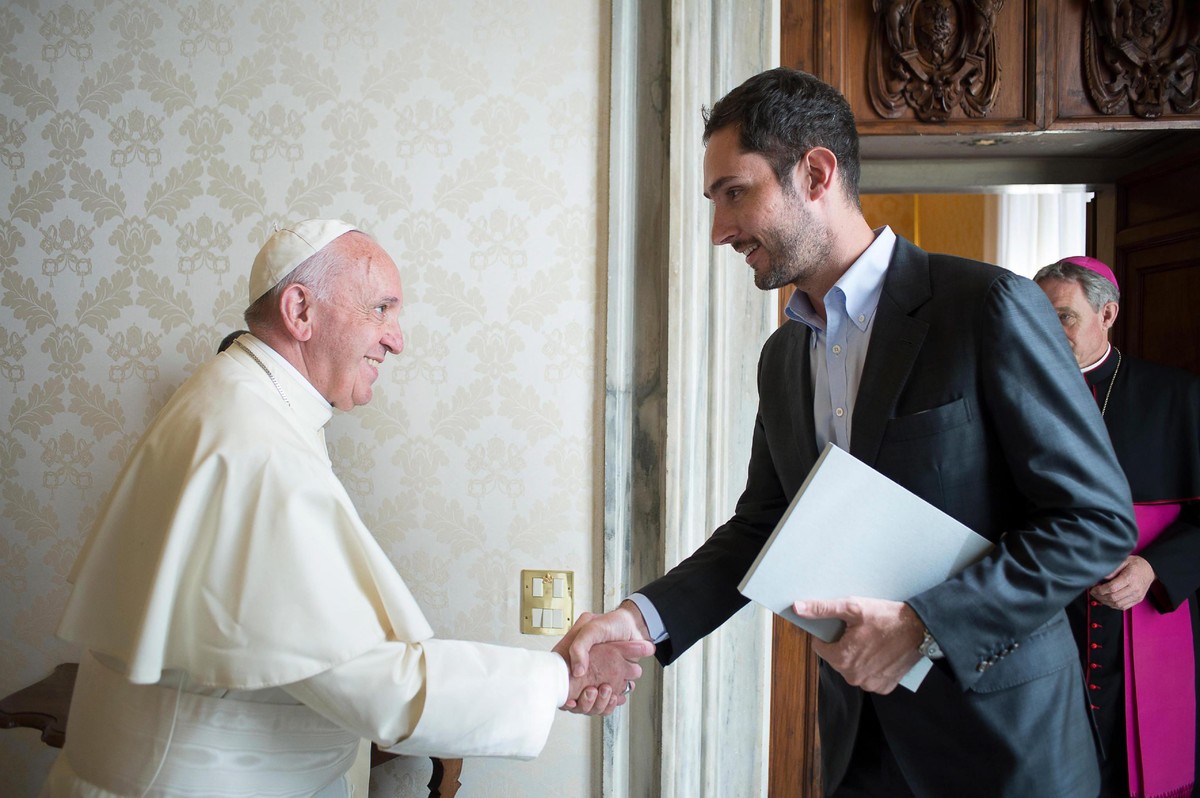 epa05182163 A handout picture provided by the Vatican newspaper L'Osservatore Romano shows Kevin Systrom (R), CEO and co-founder of online media sharing platfrom Instagram, during a private audie ...