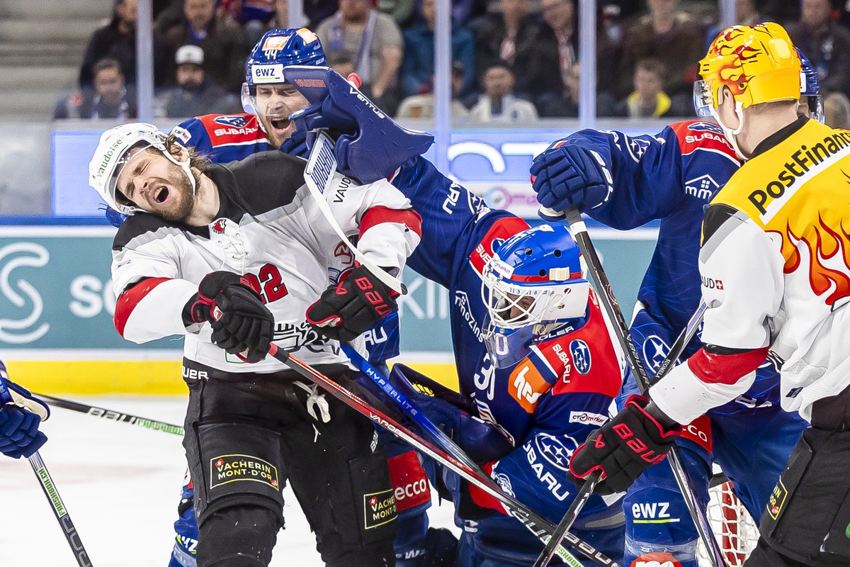 Gerangel zwischen Lausannes Miika Salomaeki, links, und Zuerichs Torhueter Simon Hrubec, Mitte, und Mikko Lehtonen, hinten, im ersten Playoff Final Eishockeyspiel der National League zwischen den ZSC  ...