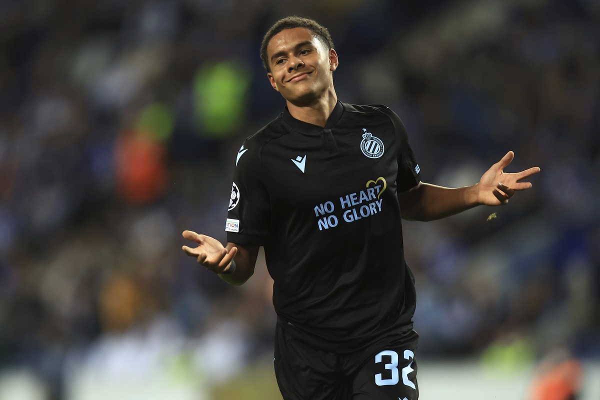 Brugge's Antonio Nusa celebrates after scoring his side's fourth goal during a Champions League group B soccer match between FC Porto and Club Brugge at the Dragao stadium in Porto, Portugal ...