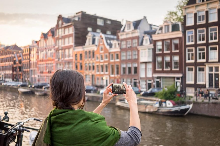 Eine Touristin in Amsterdam (Symbolbild).