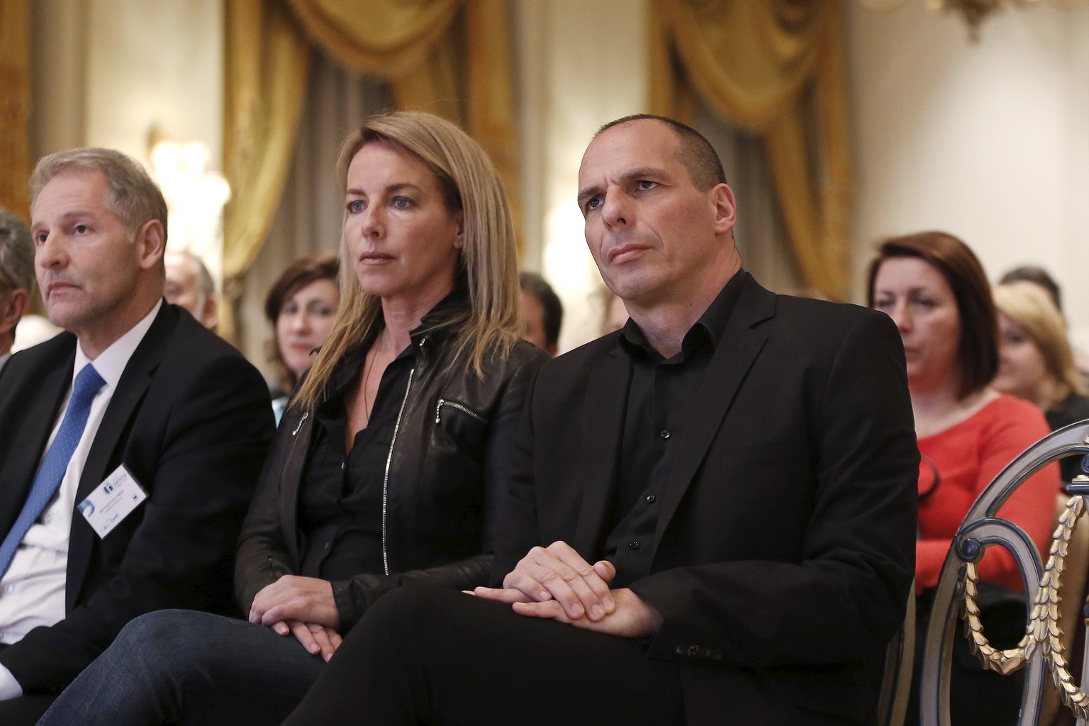 Varoufakis und seine Frau wurden gestern mit Gegenständen beworfen.&nbsp;