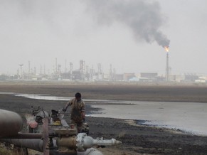 Eine Ölraffinerie im Irak.