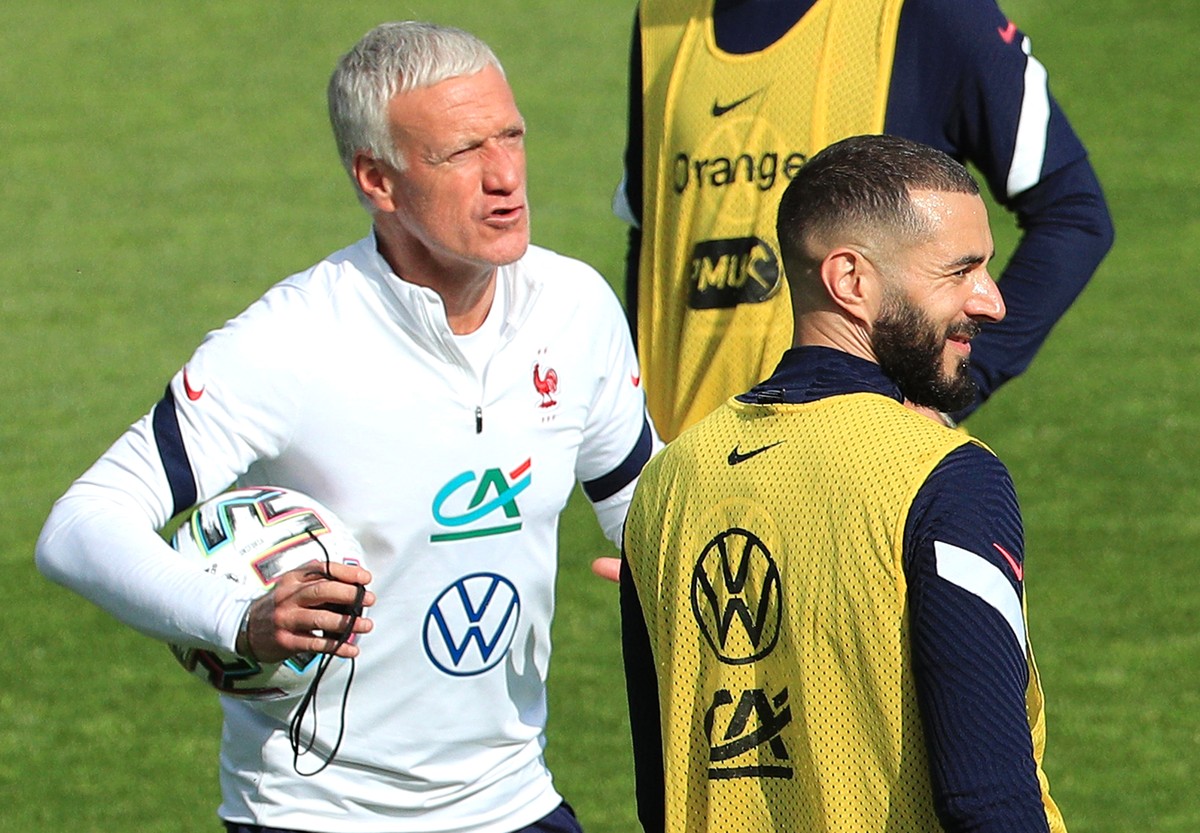 epa09231551 French national soccer team head coach Didier Deschamps (L) and striker Karim Benzema (R) attend their team's training session in Clairefontaine-en-Yvelines, outside Paris, France, 27 ...