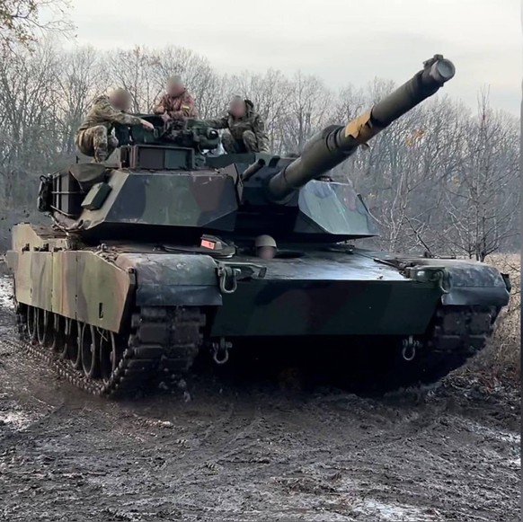 Ein M1A1 Abrams Kampfpanzer, bedient von ukrainischen Truppen in der Ukraine, wohl Winter 2024 (unsicher).