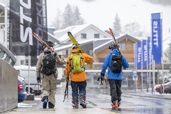 Skifahrer nach einem Skitag im Gebiet Titlis in Engelberg auf dem Weg nach Hause oder ins Hotel, am Sonntag, 21. April 2024. (KEYSTONE/Urs Flueeler)