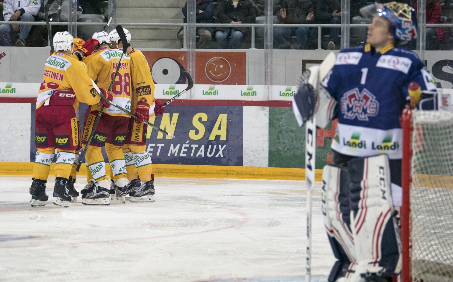 Biels Goalie Jonas Hiller, rechts, reagiert, waehrend die Spieler von Langnau, links, ihren Treffer bejubeln, waehrend dem Meisterschaftsspiel in der NLA zwischen dem EHC Biel und den SCL Tigers, am F ...