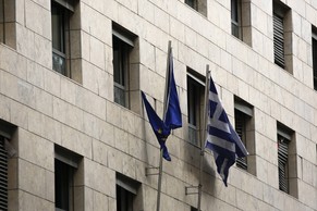 Vor der Griechischen Bank wehen die Fahnen der EU und Griechenland