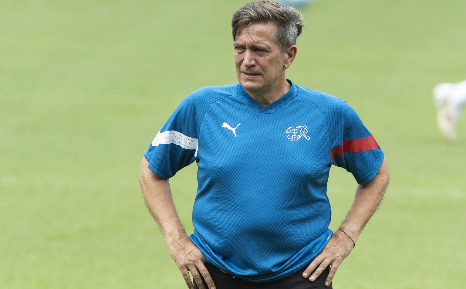 Switzerland&#039;s head coach Nils Nielsen looks his players, during a training session of the team Switzerland one day before the soccer match against the Sweden, during the UEFA Women&#039;s England ...