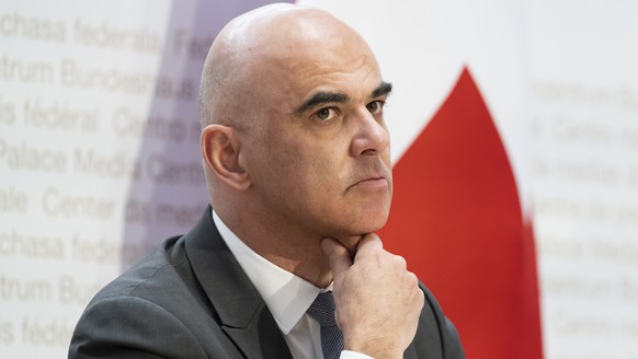 Bundespraesident Alain Berset beantwortet Fragen von Journalisten zu angeblichen Indiskretionen aus dem Departement des Innern (EDI) zuhanden des Medienhauses Ringier waehrend der Corona-Pandemie, kur ...