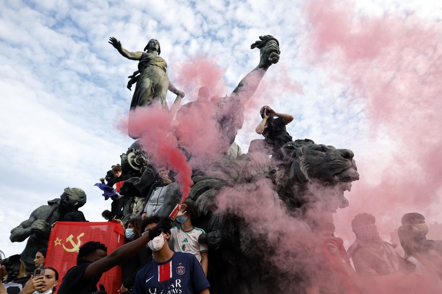 epa13285411 High school students and members of education unions fire red smokes at the end of a national day of protests over school conditions at Place de la Republique in Paris, France, 06 October  ...