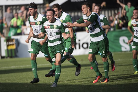 Kriens Skumbim Sulejmani, Mitte, bringt Kriens zum 2:1 in Fuehrung, waehrend der 1. Runde im Schweizer Cup zwischen dem FC Kriens und dem FC Thun am Sonntag, 14. August 2016 im Stadion Kleinfeld in Kr ...