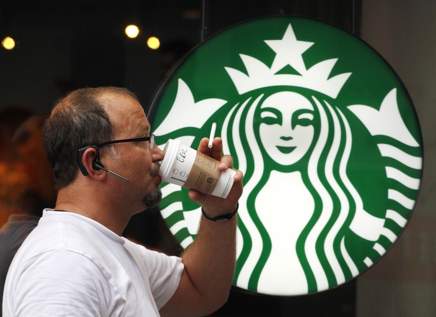 Bald mit Krebswarnung: Ein Starbucks-Kunde mit Kaffeebecher.