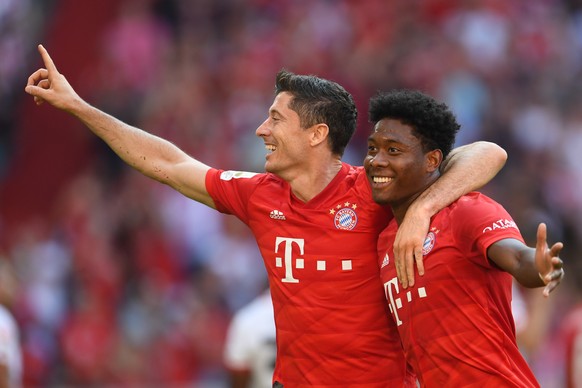 epa07807587 Munich&#039;s Robert Lewandowski (L) celebrates with teammate David Alaba after scoring during the German Bundesliga soccer match between FC Bayern Munich and FSV Mainz 05 at Allianz Arena ...