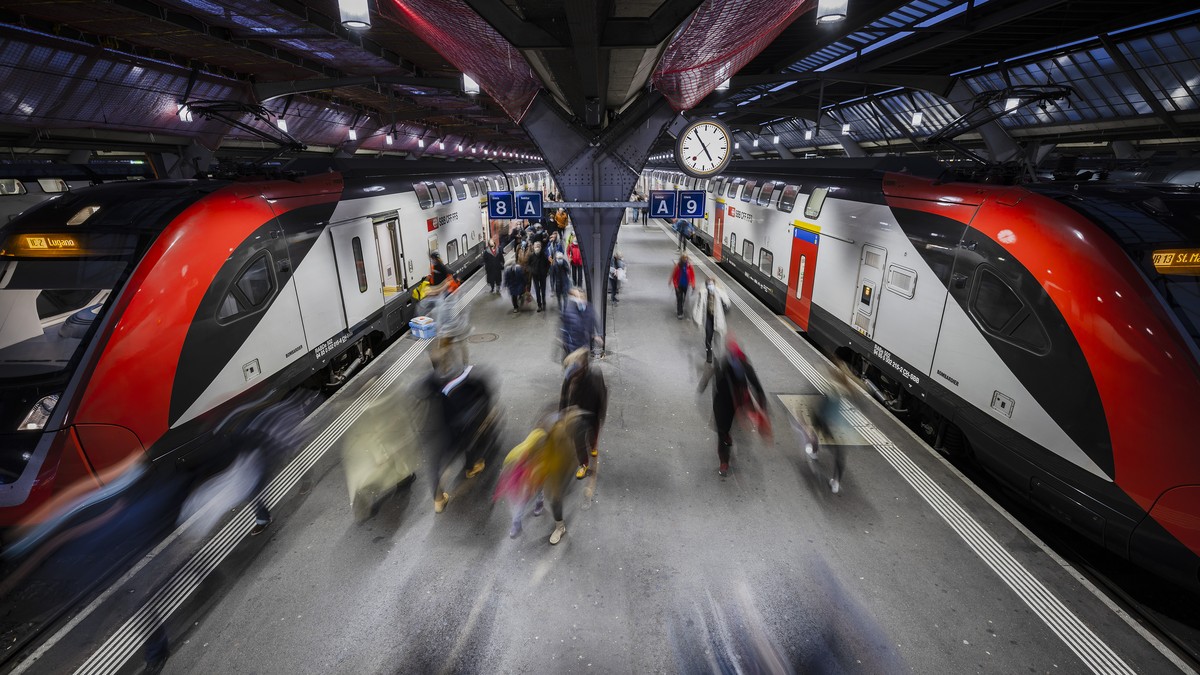 Reisende auf einem Perron am Zuercher Hauptbahnhof, am Freitag, 17. Dezember 2021, in Zuerich. (KEYSTONE/Michael Buholzer)