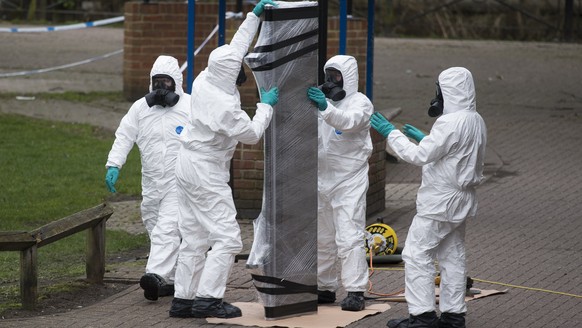 epa06623842 Army officers remove the bench, where Sergei Skripal and his daughter were found, in Salisbury, Wiltshire, Britain, 23 March 2018. Former Russian spy Sergei Skripal, who lived in Salisbury ...