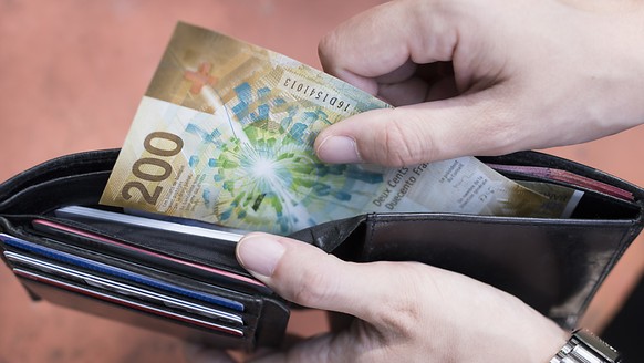 In der Schweiz dürften die Löhne laut einer Umfrage der UBS im kommenden Jahr im Durchschnitt leicht steigen. Nach Abzug der Teuerung bleibt den Schweizer Angestellten 0,3 Prozent mehr im Portemonnaie ...