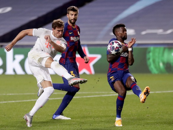 epa08604310 Leon Goretzka (L) of Bayern Munich in action during the UEFA Champions League quarter final match between Barcelona and Bayern Munich in Lisbon, Portugal, 14 August 2020. EPA/Manu Fernande ...