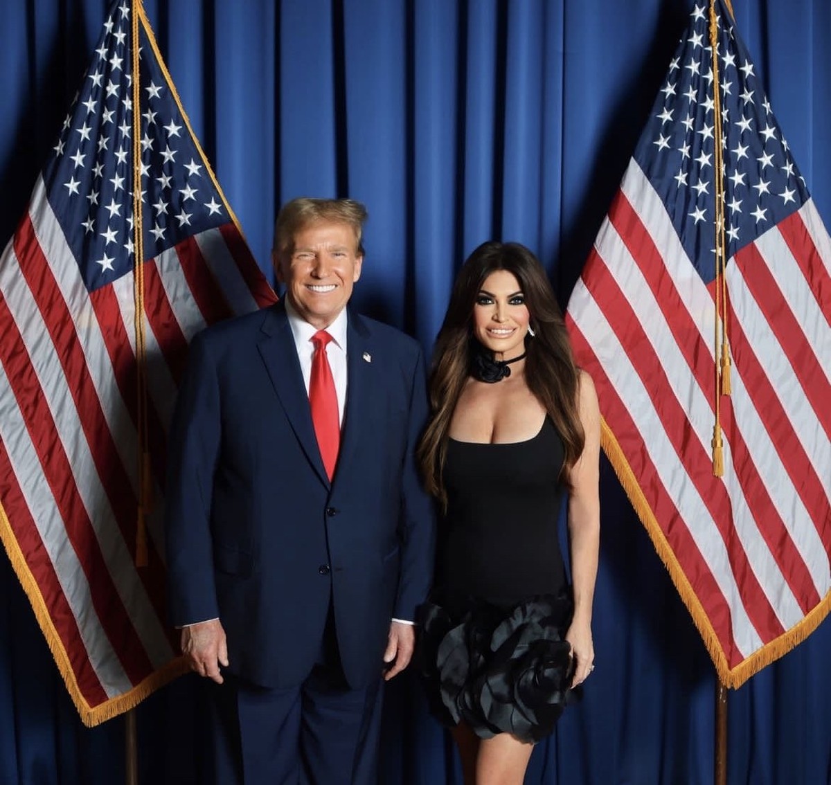 «Levez-vous avec le président Trump!» appelle Kimberly Guilfoyle, fiancée de Donald Junior.