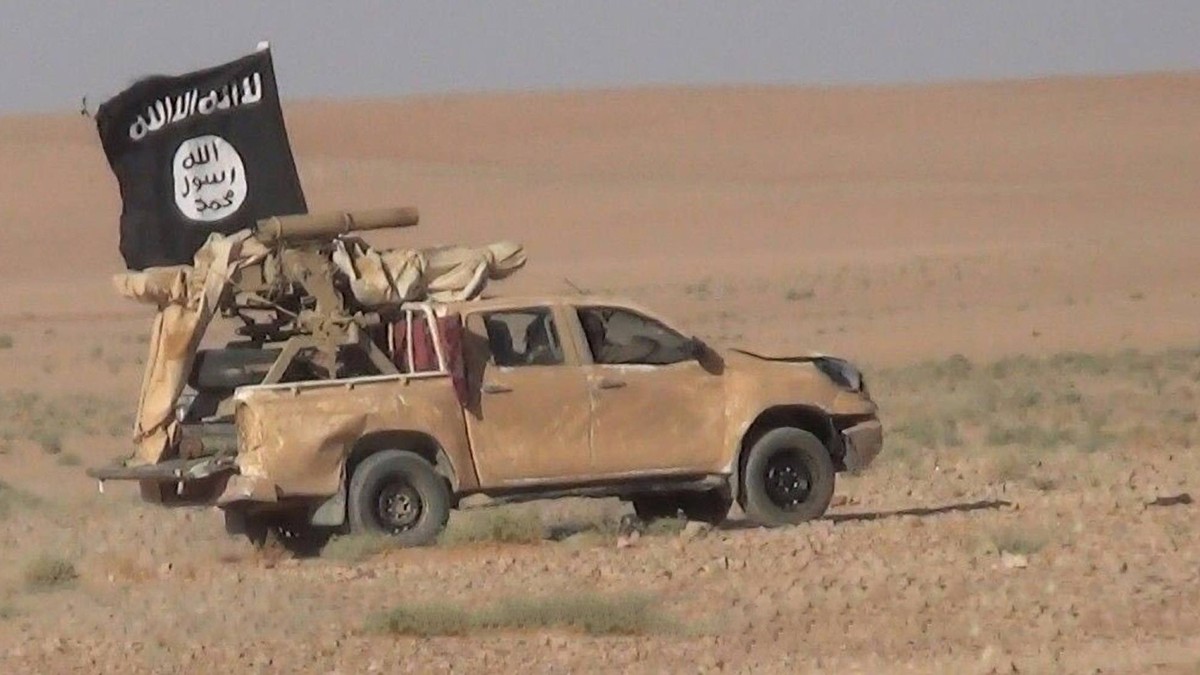 October 10, 2017 - October 10, 2017 - Al-Qaryatayn, Syria - Still image taken from an ISIS propaganda video released October 10, 2017 showing Islamic State militants with what appears to be an anti-ta ...