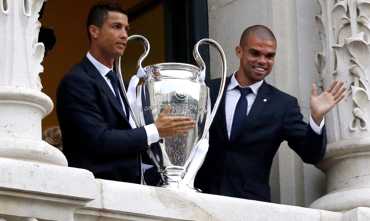 epa05336721 Real Madrid's Cristiano Ronaldo and Pepe hold the Champions League trophy in the balcony of the Madrid Autonomous GovernmentŽs headquarter during the celebrations in Madrid, 29 May 20 ...