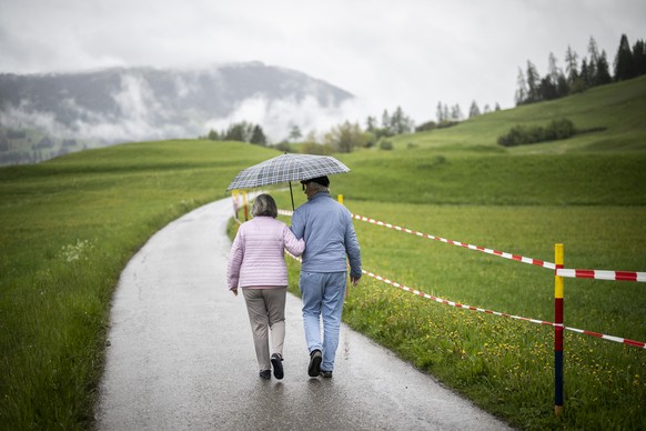 Die im Dorf aufgewachsene, aber auswaerts wohnhafte Anna Bergamin und Lebenspartner Walter Veraguth spazieren durchs Dorf um Abschied zu nehmen, aufgenommen an einer Medienbegehung im Dorf unter dem & ...