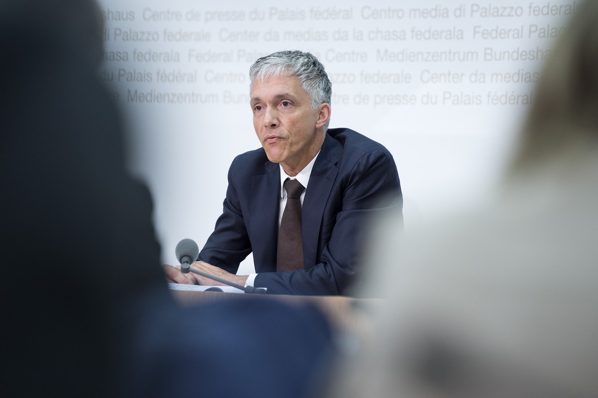 Bundesanwalt Michael Lauber aeussert sich zum Fall FIFA und zu seiner Wiederwahl, am Mittwoch, 17. Juni 2015, in Bern. (KEYSTONE/Marcel Bieri)

Switzerlands attorney general Michael Lauber during a ...
