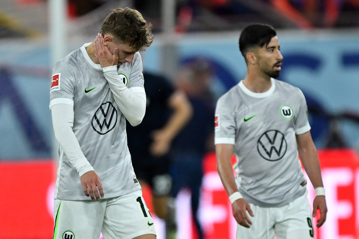 Paderborn, Home Deluxe Arena, 25.05.26, GER, Herren, Relegation, Saison 2025-2026, SC Paderborn 07 - VfL Wolfsburg Bild: v.li. Jesper LINDSTROEM Wolfsburg und Mohammed AMOURA Wolfsburg DFL regulations ...