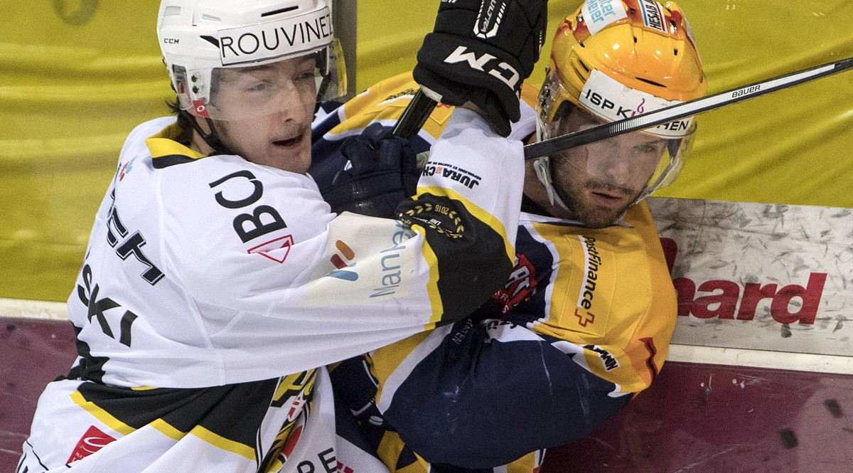 Langenthals Jeff Campbell, rechts, im Duell mit Ajoies Kristian Sileski im ersten Playoff-Halbfinalspiel der National League B zwischen dem SC Langenthal und dem HC Ajoie, am Sonntag, 5. Maerz 2017, i ...