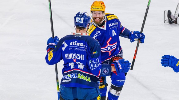 Kloten, Schweiz - 18. April 2021: 47 Simon Kindschi vom EHC Kloten bringt die Zürcher Unterländer om der 25. Spielminute 4:2 in Front. Dieses Resultat besteht auch nach 40 Spielminuten. Eishockey ***  ...