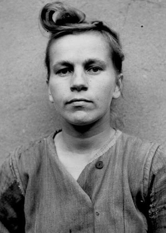 Die KZ Aufseherin Elisabeth Volkenrath nach ihrer Festnahme 1945.