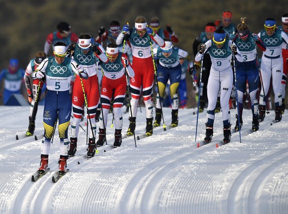 epa06510445 Charlotte Kalla of Sweden (5/L) leads the pack during the Women&#039;s Cross Country 7,5 km + 7,5 km Skiathlon race at the Alpensia Cross Country Centre during the PyeongChang 2018 Olympic ...