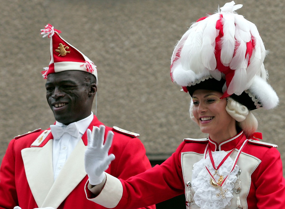 Model Heidi Klum, rechts, und ihr Freund Seal, links, beim Karnevals-Rosenmontagszug am Montag, 7. Feb. 2005, in Koeln. Unter dem Motto "Koeln und die Kinder aus aller Welt" ziehen rund 10.0 ...