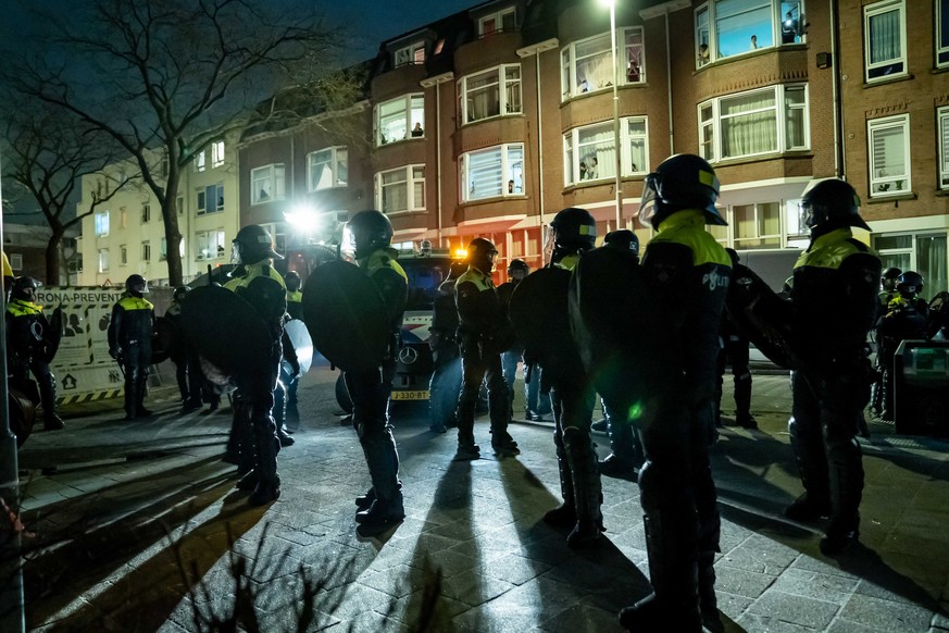Die Polizei ist in den Strassen von Rotterdam mit einem massiven Aufgebot präsent. 