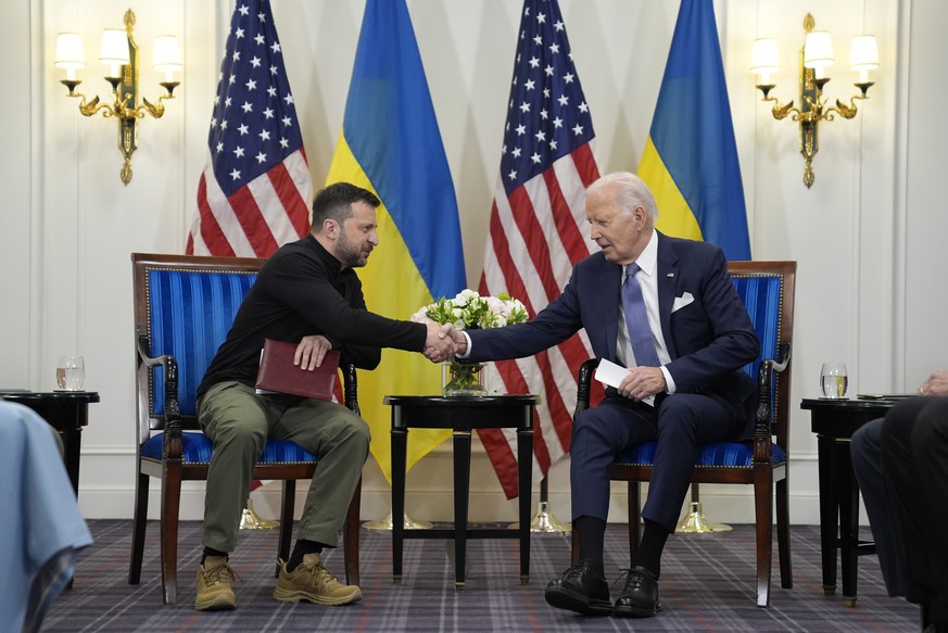U.S. President Joe Biden shakes hands with Ukrainian President Volodymyr Zelenskyy in Paris, Friday, June 7, 2024. (AP Photo/Evan Vucci)
Joe Biden,Volodymyr Zelenskyy