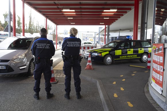 Swiss border guards officers control the crossing of vehicles at the Swiss-French border of Bardonnex as part of the new circulation arrangements put in place within the European Area to fight against ...