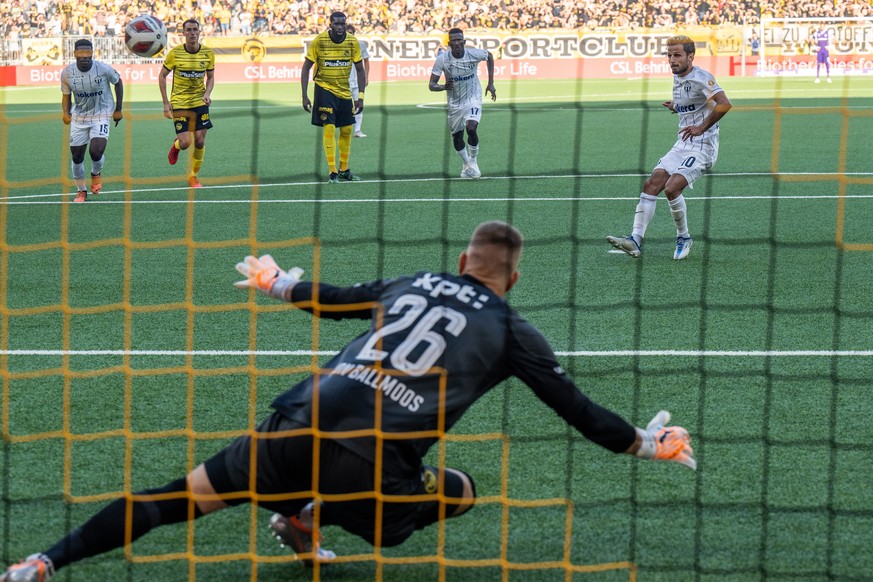 Zuerichs Antonio Marchesano, rechts, verschiesst einen Penalty gegen YB Torhueter David von Ballmoos im Fussball Meisterschaftsspiel der Super League zwischen den Berner Young Boys und dem FC Zuerich, ...