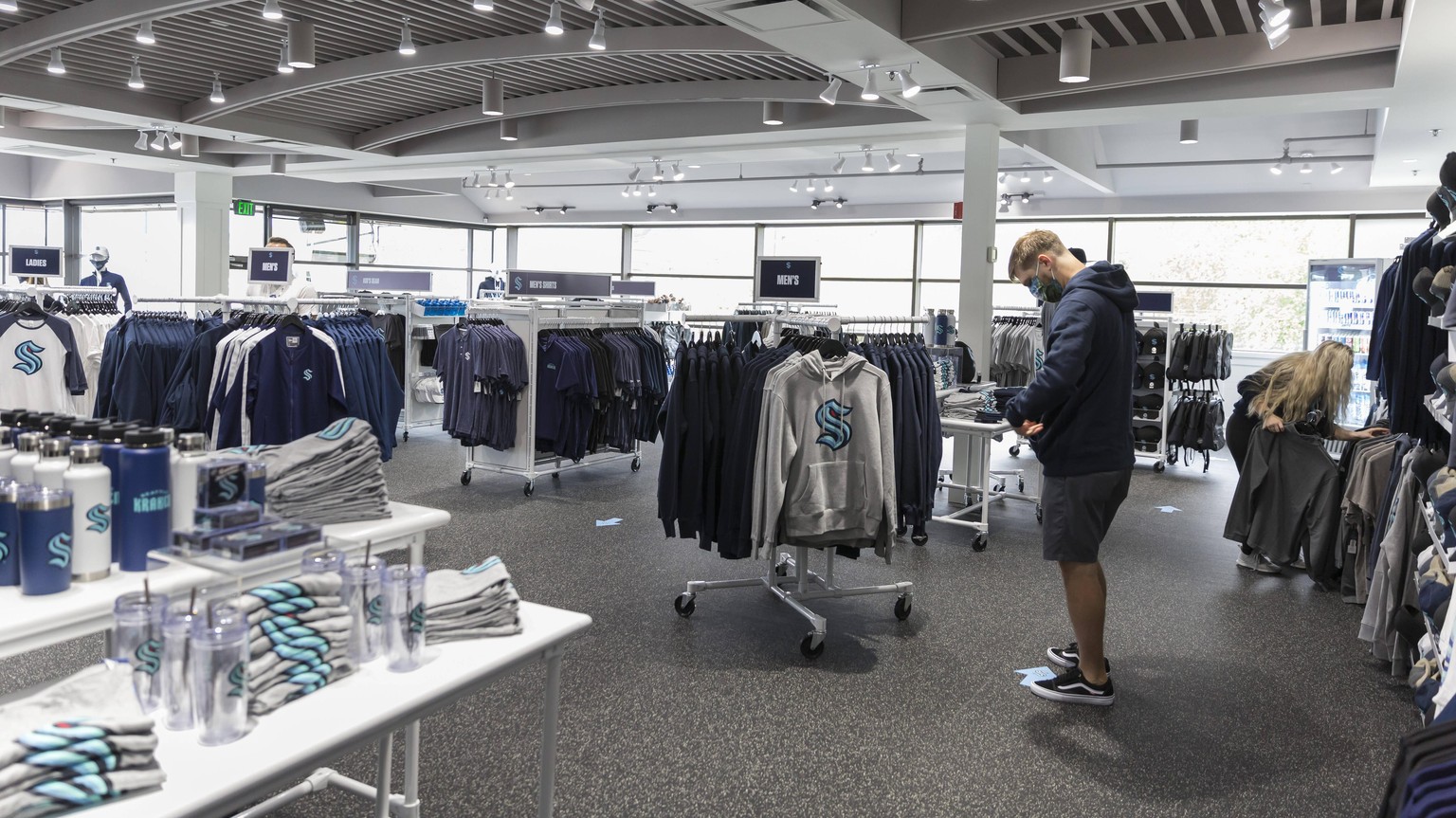 IMAGO / ZUMA Wire

August 21, 2020, Seattle, Washington, USA: Fans shop for team gear during the grand opening of the Seattle Kraken flagship store in Seattle on Friday, August 21, 2020. The store ope ...