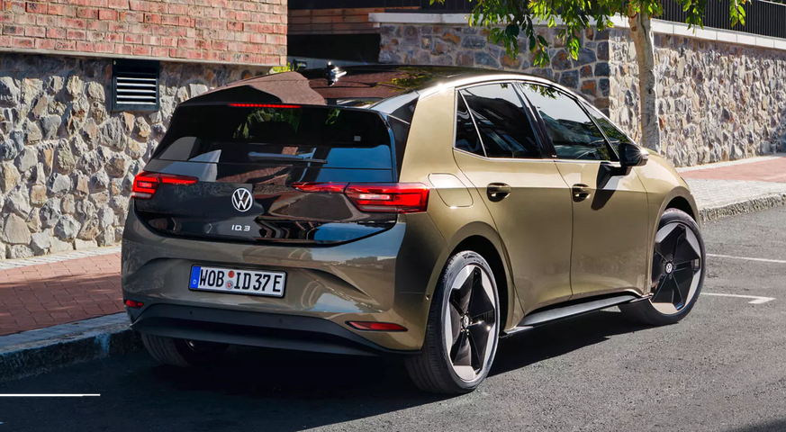 Mit der grösseren 77-kWh-Batterie sind im Alltag 450 km bei normaler und 500 km bei gemächlicher Fahrweise realistisch.