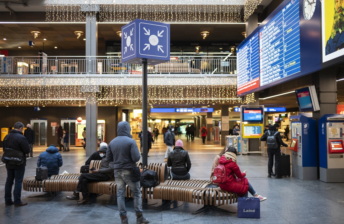 Fast Normalbetrieb herrscht im Bahnhof Mitte Vormittag des Montag, 18. Januar 2021 in Bern. Aufgrund der anhaltenden Krise um die Pandemie des Coronavirus, Covid-19 wurden ab Montag die Massnahmen zur ...