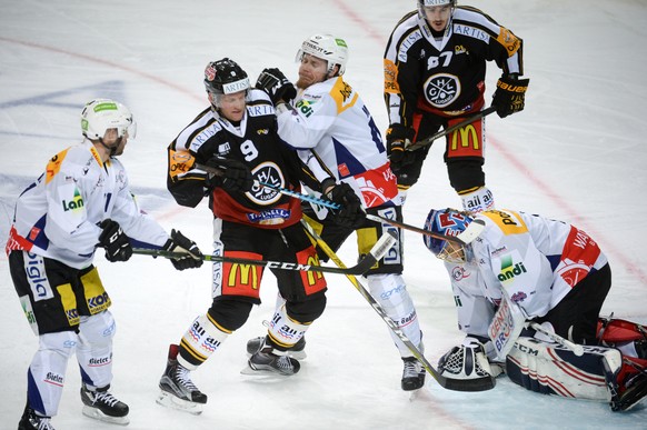 Lugano’s player Tony Martensson, left, fight for the puck with Biel&#039;s player Marco Maurer, right, 

Biels Marco Maurer, rechts, kaempft um den Puck gegen Luganos Tony Martensson, rechts, beim Eis ...