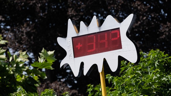 Das Thermometer zeigt 34 Grad an, am Samstag, 18. Juni 2022, in Lugano. Am Samstag hat die Schweiz den vierten Tag der Hitzewelle erlebt. (KEYSTONE/Ti-Press/Elia Bianchi)