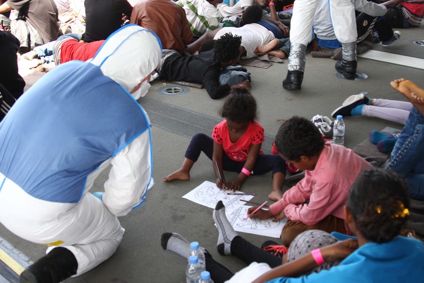 Flüchtlingskinder, die vor Lampedusa von der deutschen Marine aufgegriffen worden sind.