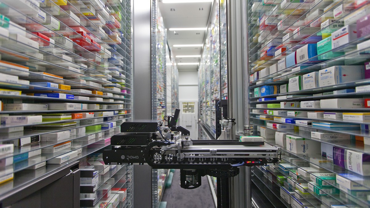 THEMENBILD --- Das vollautomatische Medikamenten-Lager in der Damian Apotheke in Nussbaumen bei Baden, aufgenommen am 21. Mai 2012. In der Schweiz sind die Medikamente nach wie vor teurer als im vergl ...