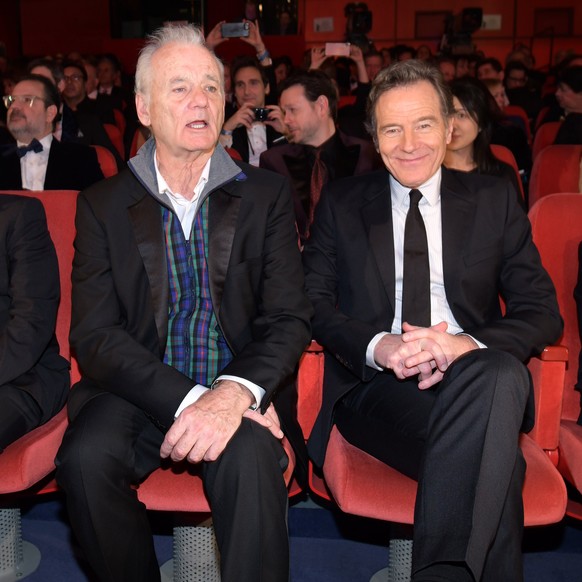 epa06529451 Bill Murray (C) sits among the audience at the beginning of the opening ceremony of the 68th annual Berlin International Film Festival (Berlinale), in Berlin, Germany, 15 February 2018. Th ...