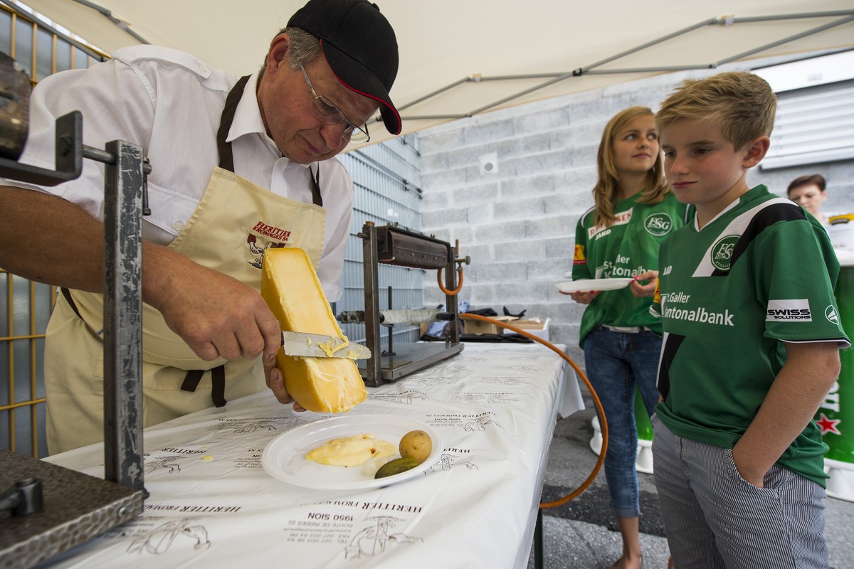 Nico et Nina deux supporters de Saint-Gall, recoivent une raclette lors de l'operation une raclette offerte aux supporters adverse avant la rencontre de football de Super League entre le FC Sion  ...