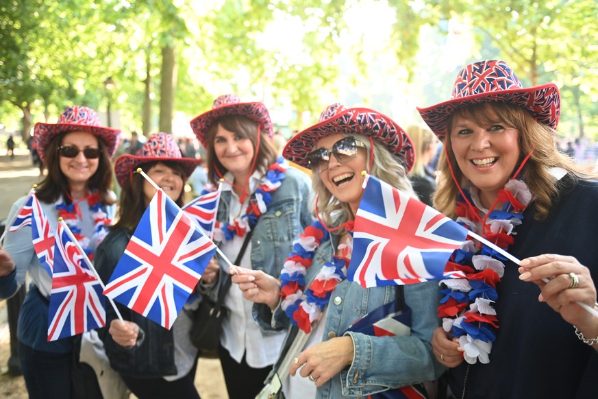 epa09991088 Royal fans wait for Trooping the Colour for Queen Elizabeth II&#039;s Platinum Jubilee in London, Britain, 02 June 2022. Britain is enjoying a four day holiday weekend to celebrate Queen E ...