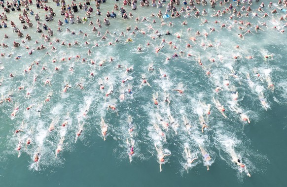 KEYPIX - Teilnehmerinnen und Teilnehmer der Stadtzuercher Seeueberquerung im Strandbad Mythenquai stuerzen sich bei hochsommerlichen Temperaturen in den Zuerichsee, aufgenommen am Mittwoch, 2. Juli 20 ...