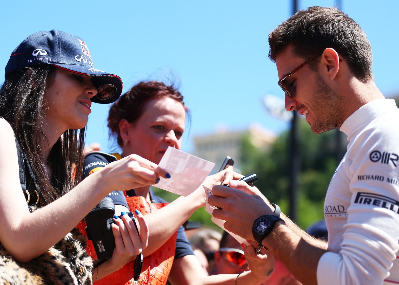 Seine Unterschrift wird nun bestimmt populärer: Jules Bianchi.